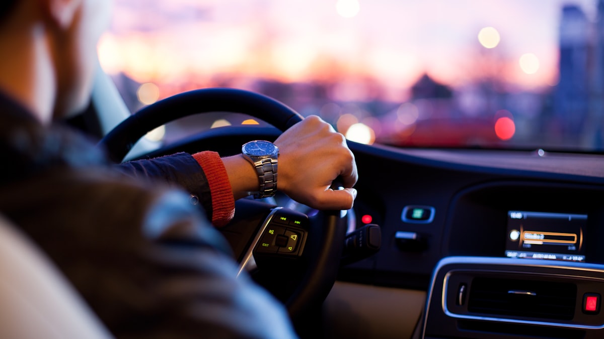 Permis de conduire à Dubaï : échange ou passage selon la nationalité